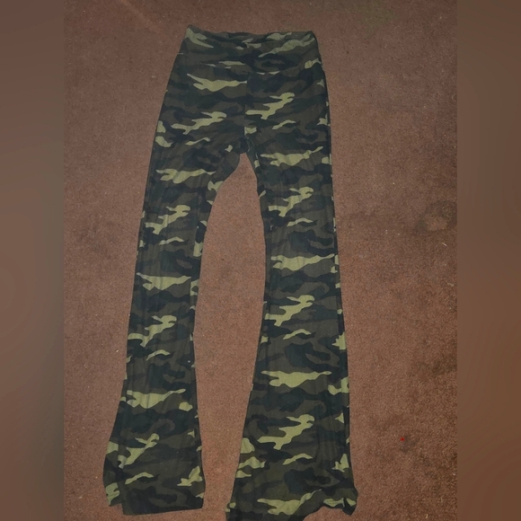 Pants - Camo flared leggings